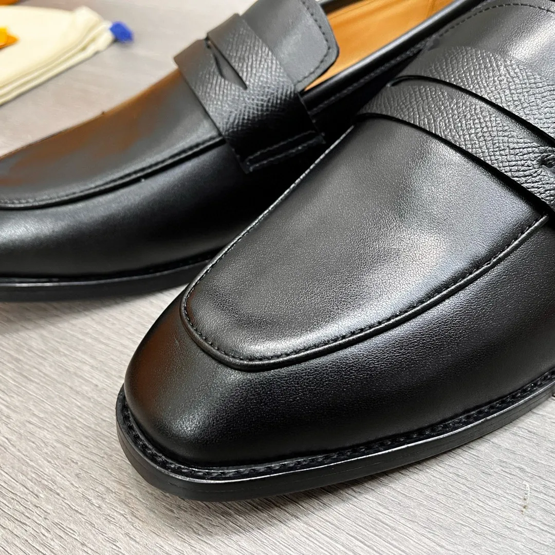 Factory price: 520💰-(LV) men’s formal leather shoes! Genuine molded horsebit, a classic must-have for your shoe cabinet! The feet are particularly delicate! This Gucci original version is a set last, and we are consistent with the counter! Therefore, it is more comfortable in terms of last shape and comfort! Take it to the counter and compare at will! Good shoes are more than just what they make! But grasp the essence from the inside out! Material: Imported first-layer cowhide! Genuine leather outsole imported from Italy, size: 39-44 (38/45 customized, non-refundable)